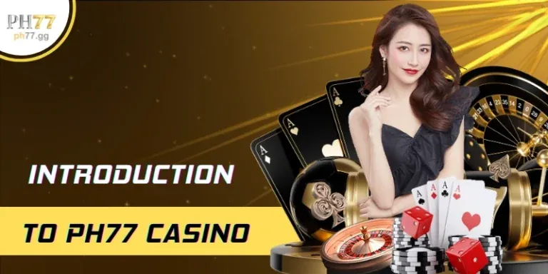 Hai chiến kê đang được chuẩn bị trước trận đấu, một người huấn luyện đang thảo luận chiến lược. Nền màu xanh đậm và vàng.